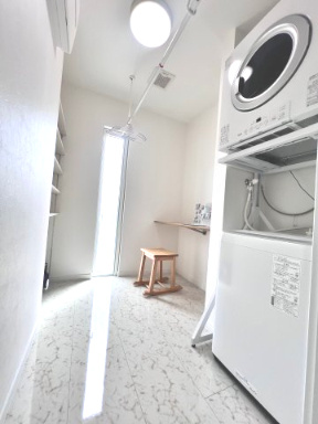 富田東展示場　ルミナス　戸建てのランドリースペース|洗濯機・乾燥機付きのランドリースペースで、毎日の家事も快適に。うれしい設備が整った過ごしやすい空間です。