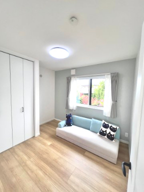 富田東展示場　ルミナス　戸建ての洋室|収納付きの洋室は客室としても使える多用途な一部屋。急な来客にも安心です。