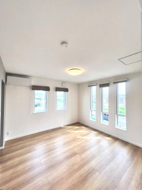 富田東展示場　ルミナス　戸建ての洋室|ゆとりある広さの洋室は、寝室としても快適。毎日を心地よくリセットできる空間です。