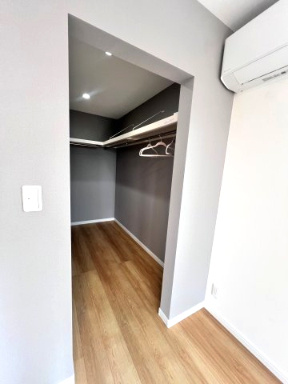 富田東展示場　ルミナス　戸建ての収納|広々としたおしゃれなWICは、収納力抜群で使い勝手も◎。便利で快適な暮らしをサポートします。