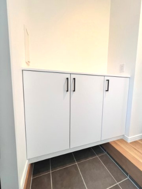 富田東展示場　ルミナス　戸建ての収納|白を基調としたおしゃれな収納ボックスが玄関をすっきり美しく演出。機能性とデザイン性を兼ね備えた空間です。