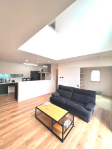 富田東展示場　ルミナス　戸建ての居間・リビング|家具家電付きのスタイリッシュな空間。天井も高く、おしゃれで開放感あふれる暮らしが叶います。