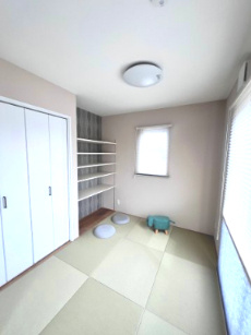富田東展示場　ルミナス　戸建ての和室|収納たっぷりの和室は、やわらかな日差しが差し込む心地よい空間。くつろぎと機能性を兼ね備えています。