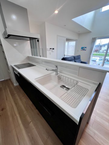 富田東展示場　ルミナス　戸建てのキッチン|黒を基調としたスタイリッシュなキッチンは、空間全体を引き締める洗練されたデザイン。