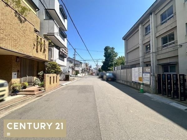 和歌山市美園町２丁目　店舗付き住宅の前面道路含む現地写真