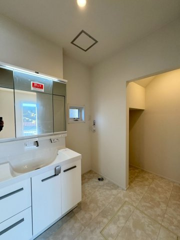 SUN COURTーサンコート－小倉南区上吉田1丁目【小倉南区　新築戸建て】の脱衣所|窓もあり換気のできる洗面脱衣室♪収納スペースも♪　【小倉南区　新築戸建て】