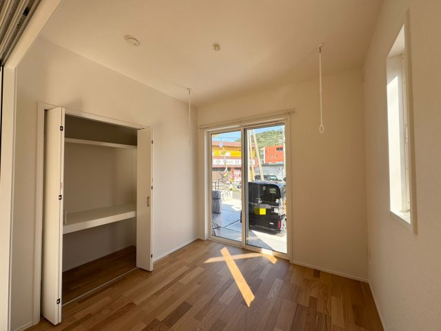 SUN COURTーサンコート－小倉南区上吉田1丁目【小倉南区　新築戸建て】の洋室|リビングとの繋がりを感じる開放的な4.6帖洋室【小倉南区　新築戸建て】