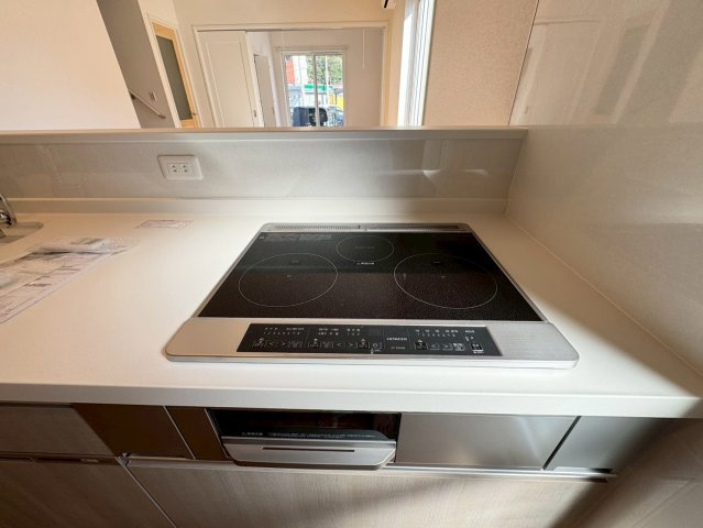 SUN COURTーサンコート－小倉南区上吉田1丁目【小倉南区　新築戸建て】のキッチン|小さなお子様とも料理を楽しめるＩＨクッキングヒーター完備♪　【小倉南区　新築戸建て】