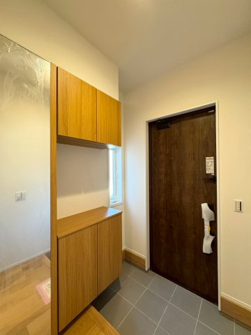 SUN COURTーサンコート－小倉南区上吉田1丁目【小倉南区　新築戸建て】の玄関|姿見付きのシューズボックスを完備♪お出かけ前の身だしなみチェックができます【小倉南区　新築戸建て】