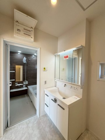 SUN COURTーサンコート－小倉南区上吉田1丁目【小倉南区　新築戸建て】の独立洗面台|キレイアップカウンターで継ぎ目が無いので汚れも溜まりにくく簡単にお掃除が出来ます♪【小倉南区　新築戸建て】