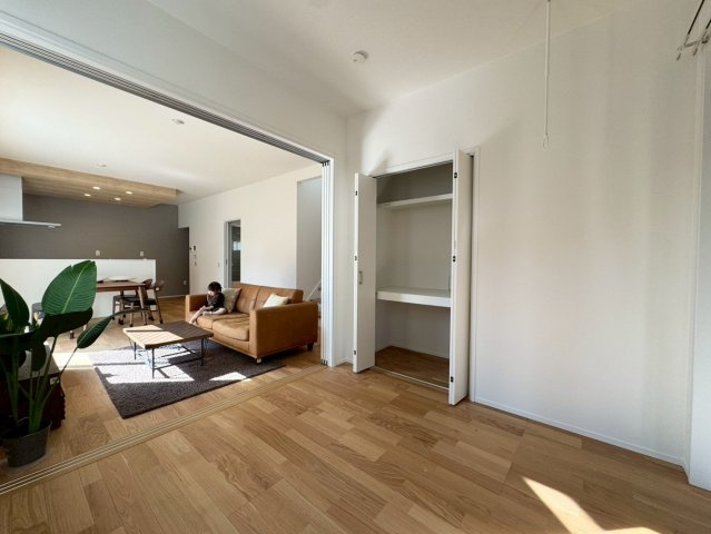 SUN COURTーサンコート－小倉南区上吉田1丁目【小倉南区　新築戸建て】の洋室|リビングとの繋がりを感じる開放的な4.6帖洋室【小倉南区　新築戸建て】