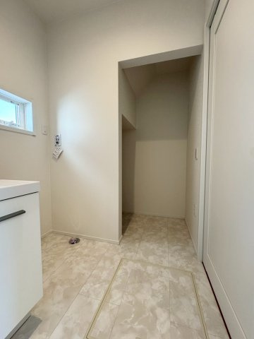 SUN COURTーサンコート－小倉南区上吉田1丁目【小倉南区　新築戸建て】の脱衣所|窓もあり換気のできる洗面脱衣室♪収納スペースも♪　【小倉南区　新築戸建て】