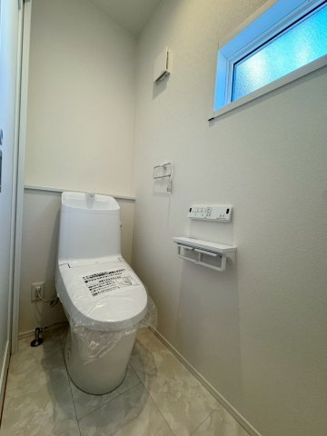 SUN COURTーサンコート－小倉南区上吉田1丁目【小倉南区　新築戸建て】のトイレ|パワーストリーム洗浄で隅々までしっかり汚れを洗い流し、節水もできるトイレ♪【小倉南区　新築戸建て】