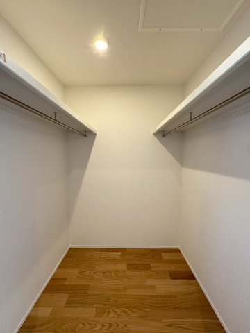 SUN COURTーサンコート－小倉南区上吉田1丁目【小倉南区　新築戸建て】の収納|WICは両サイドにたくさんお洋服がかけられます♪【小倉南区　新築戸建て】