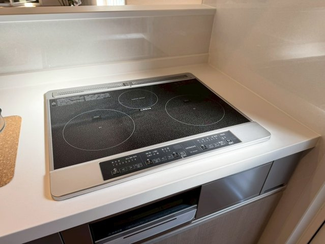 SUN COURTーサンコート－小倉南区上吉田1丁目【小倉南区　新築戸建て】のキッチン|小さなお子様とも料理を楽しめるＩＨクッキングヒーター完備♪　【小倉南区　新築戸建て】