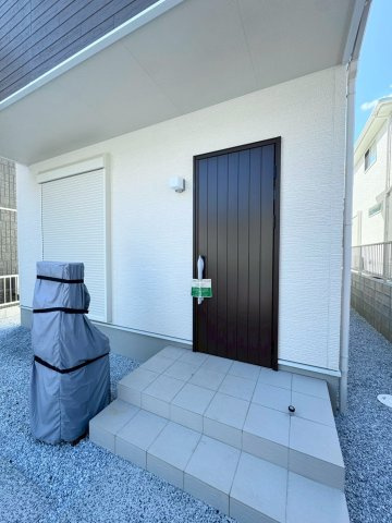 SUN COURTーサンコート－小倉南区上吉田1丁目【小倉南区　新築戸建て】の玄関|玄関は遠隔でドアの開閉ができ、お荷物が多い時にも便利です。【小倉南区　新築戸建て】