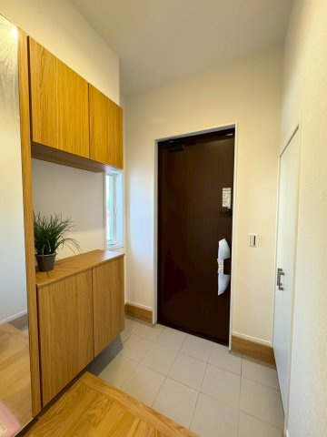 SUN COURTーサンコート－小倉南区上吉田1丁目【小倉南区　新築戸建て】の玄関|姿見付きのシューズボックスを完備♪お出かけ前の身だしなみチェックができます【小倉南区　新築戸建て】