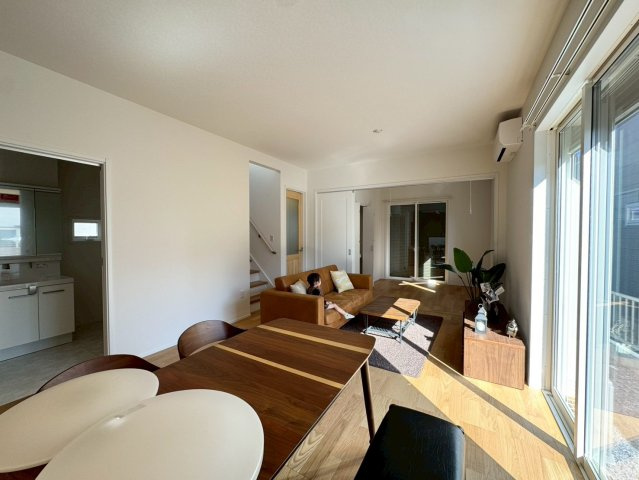 SUN COURTーサンコート－小倉南区上吉田1丁目【小倉南区　新築戸建て】の居間・リビング|家具が設置してあるので生活のイメージが湧きますね♪