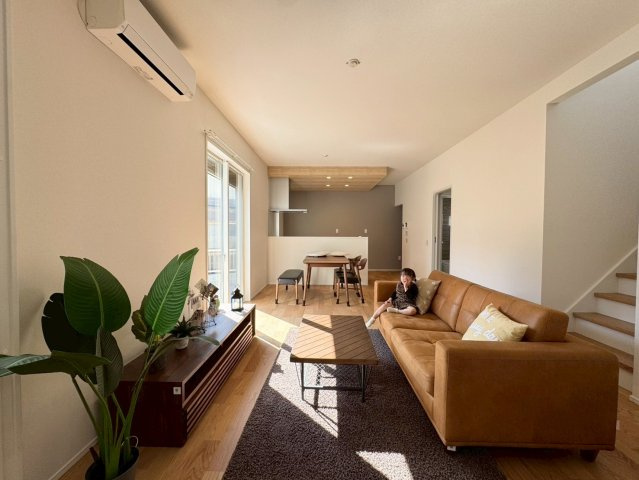 SUN COURTーサンコート－小倉南区上吉田1丁目【小倉南区　新築戸建て】の居間・リビング|家族が顔をあわせやすくなるリビング階段♪【小倉南区　新築戸建て】