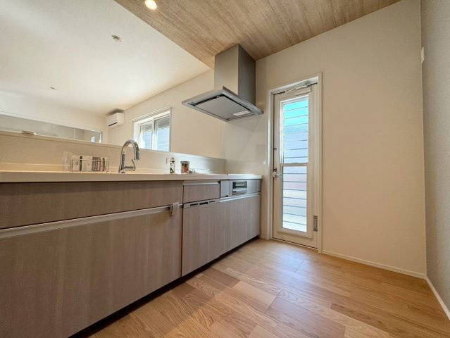 SUN COURTーサンコート－小倉南区上吉田1丁目【小倉南区　新築戸建て】のキッチン|勝手口があり出入りが便利なキッチン♪【小倉南区　新築戸建て】