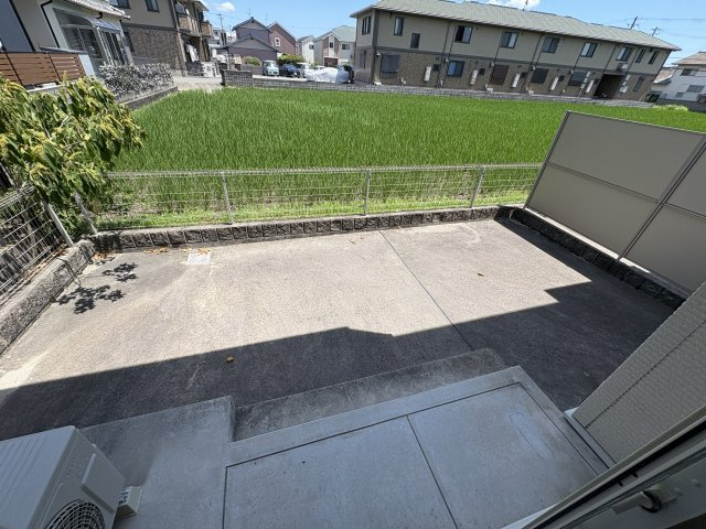 三木市平田のアパートのバルコニー