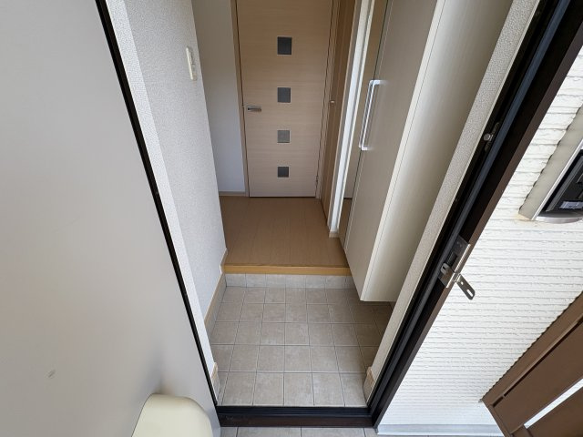 三木市平田のアパートの玄関