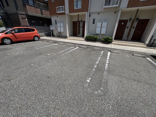 三木市平田のアパートの駐車場
