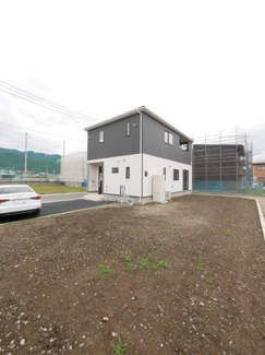 【外観】 | 南向きで明るさたっぷりの建物です。広々としたお庭を自由にご活用ください。