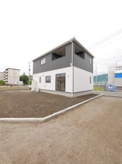 【外観】 | 建物東側は隣地通路の為、開放感がございます。