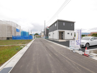 【前面道路含む現地写真】 | 前面道路幅員は約6メートル　車庫入れも楽々