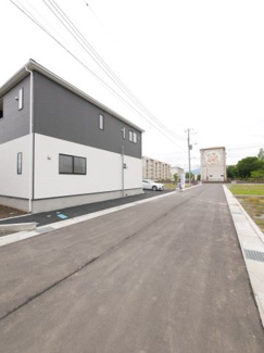 【前面道路含む現地写真】 | 広々６メートル道路　開発分譲地内道路のため、居住者以外の往来は少ない道路です。