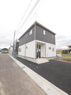 【外観】 | 全14区画の分譲地の一角　区画の整った新しい街並みの新築住宅で新生活をスタート