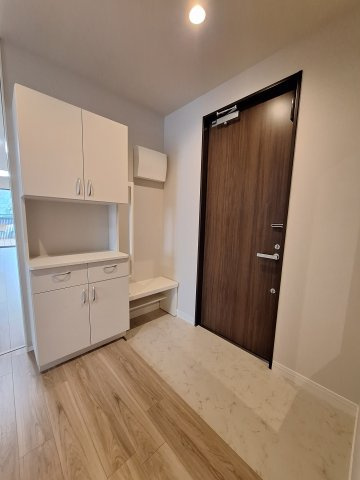 (シニア限定)グラン・シャリオ２昭和記念公園の玄関|手すりと椅子で立ち座りを補助/靴の履き替え時の転倒防止