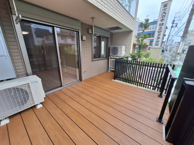 (シニア限定)グラン・シャリオ２昭和記念公園のバルコニー|ウッドデッキ/便利な水栓付き