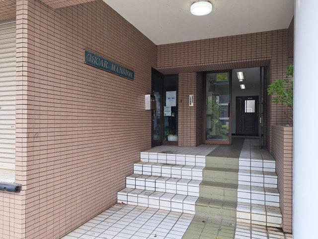 オスカーマンションのエントランス