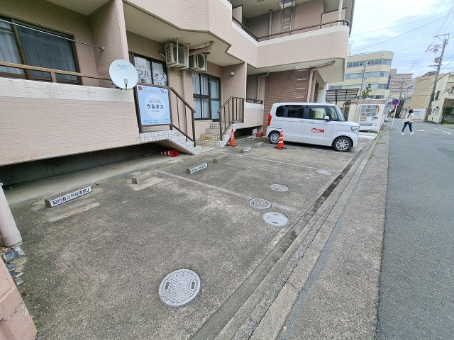 オスカーマンションの駐車場