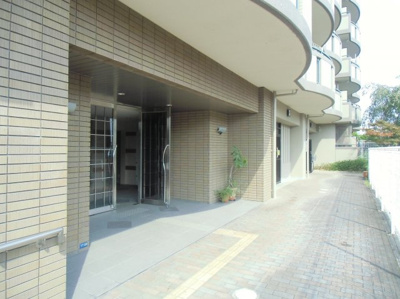 【玄関】 | ロータリーマンション西大津ラクスヒルズ | 玄関アプローチも大事な空間です。めまぐるしく過ぎ行く日々の中でゆったりとした休息と癒しを提供してくれる居住者のプライベート空間があります。