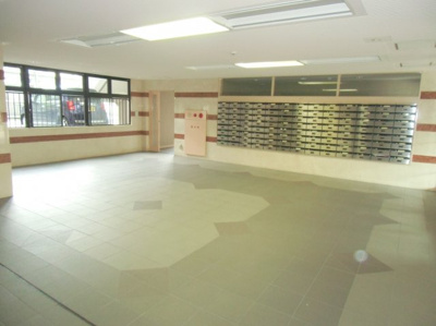 【その他共用部分】 | ロータリーマンション西大津ラクスヒルズ | まさにマンションの顔とも言えるエントランスには高級感が漂います。落ち着いた色あいで統一されたエントランスですので、飽きが来ない造りになっています。