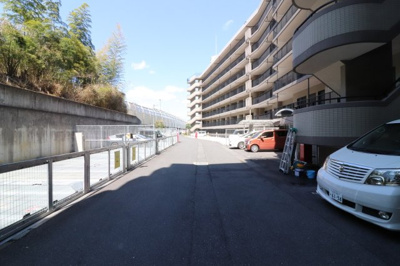 【駐車場】 | ロータリーマンション西大津ラクスヒルズ | 運転の苦手な奥様でも安心して駐車していただけます。