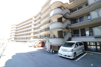 【駐車場】 | ロータリーマンション西大津ラクスヒルズ | 交通量の少ない道路に面していますので、ゆっくり時間をかけて駐車できる環境です。