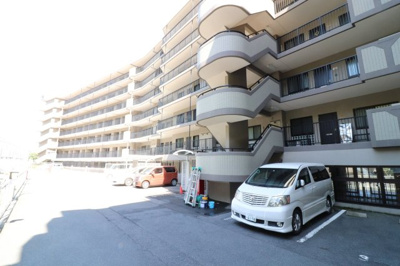 【駐車場】 | ロータリーマンション西大津ラクスヒルズ | 交通量の少ない道路に面していますので、ゆっくり時間をかけて駐車できる環境です。