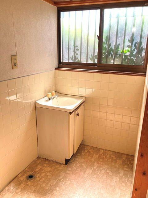 中古戸建　豊川市本野町北貝津５７番地の独立洗面台|建物①洗面