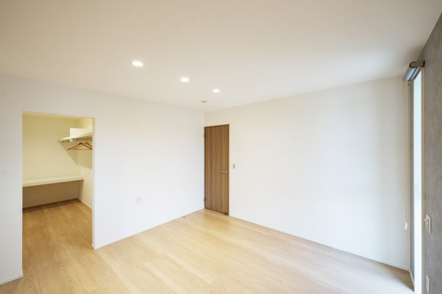 仲介手数料不要タカスギ四方寄町【川上小・北部中】の洋室|2階主寝室にあるのは、なんと約4帖もあるウォークインクローゼット！洋服はもちろん、スーツケースやキャンプ道具、旅行バッグなど、普段使わないものも収納できちゃう広さです。