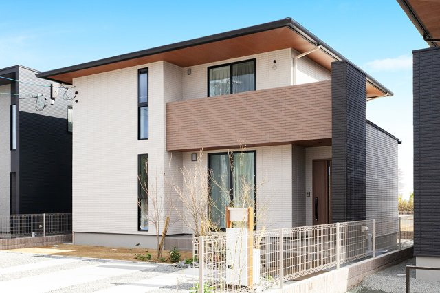 仲介手数料不要タカスギ四方寄町【川上小・北部中】の外観|ホワイトとブラウンの外壁で優しい印象ですが、縦長のスリット窓とブラックのサッシで、全体がシャープに引き締まった外観に！
