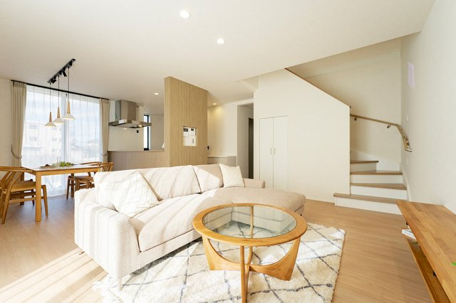 仲介手数料不要タカスギ四方寄町【川上小・北部中】の居間・リビング|LDKは19.8帖！ひろびろ空間だから、大人数を招いてもで自由に動けるスペースがあるので、家族や友達を招待しても快適に過ごせます♪