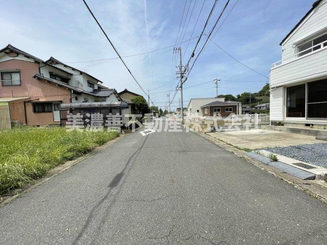 ６３５７５　岐阜市中川原３丁目中古戸建ての前面道路含む現地写真