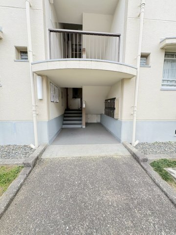 上穂積住宅１棟のエントランス