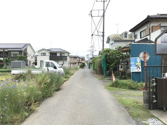 出入りしやすい4m幅の通路部分 × ゆとりある広さの宅地部分の前面道路含む現地写真