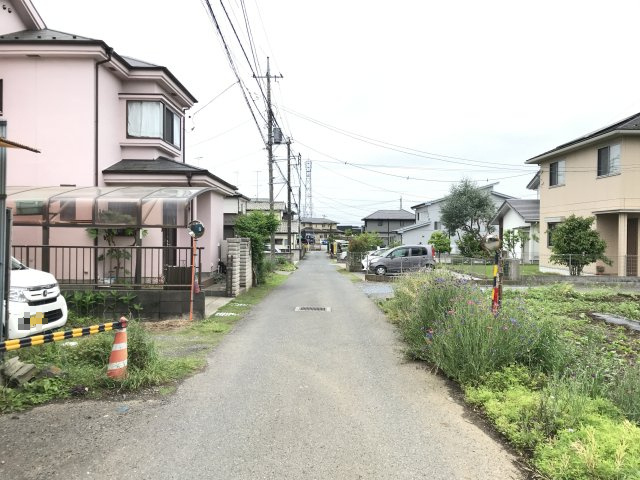 出入りしやすい4m幅の通路部分 × ゆとりある広さの宅地部分の前面道路含む現地写真