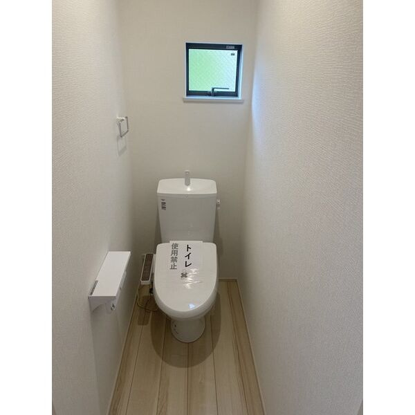 リナージュ岸和田市額原町のトイレ|落ち着いた色調のトイレです